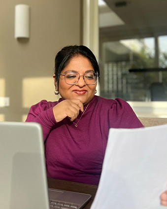 Geeta Nanda, oprichter van Rechtgids, aan het werk